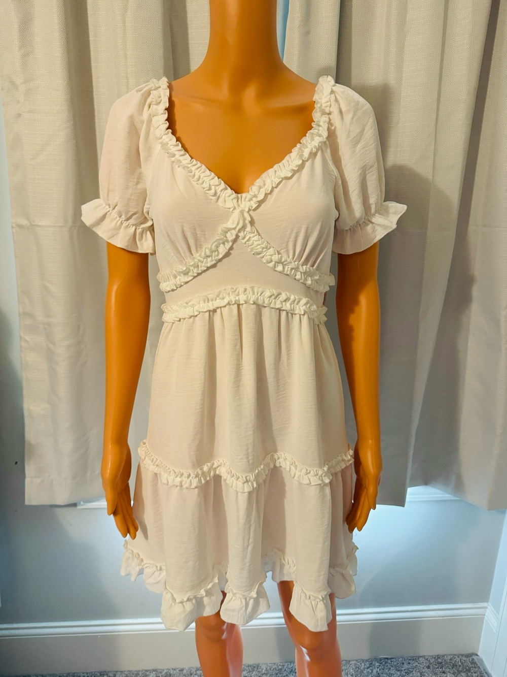 Pretty Inspired Hearts size M white ruffle short sleeve dress new
